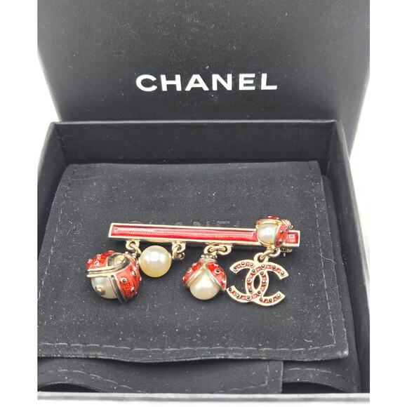 Chanel Gold Enamel Ladybug & Pearl Dangling Brooch A97981 Z5712 Spring 2018 VTG - Picture 1 of 16